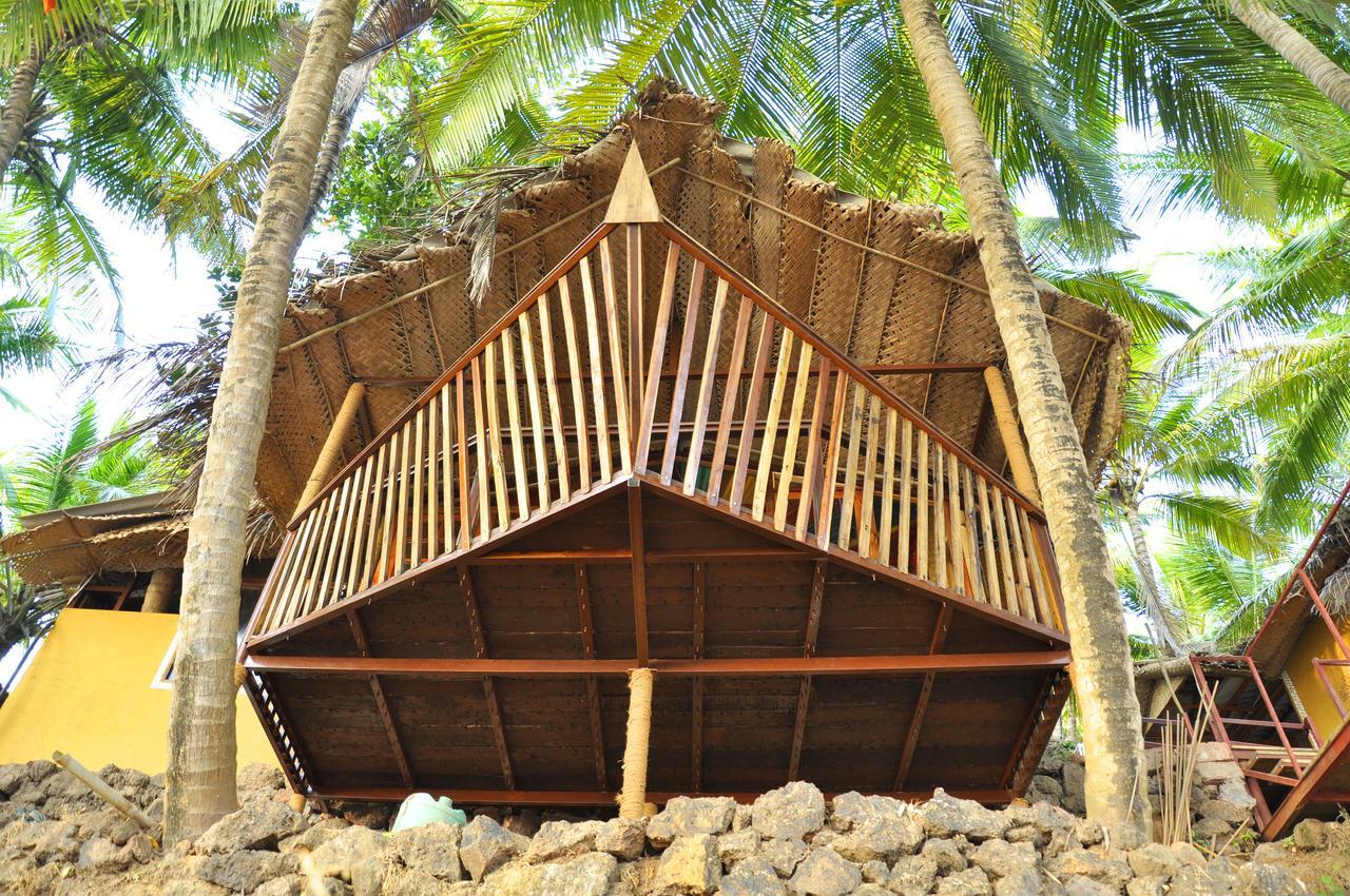 Belantara Beach Front Hotel Vengurla Exterior foto